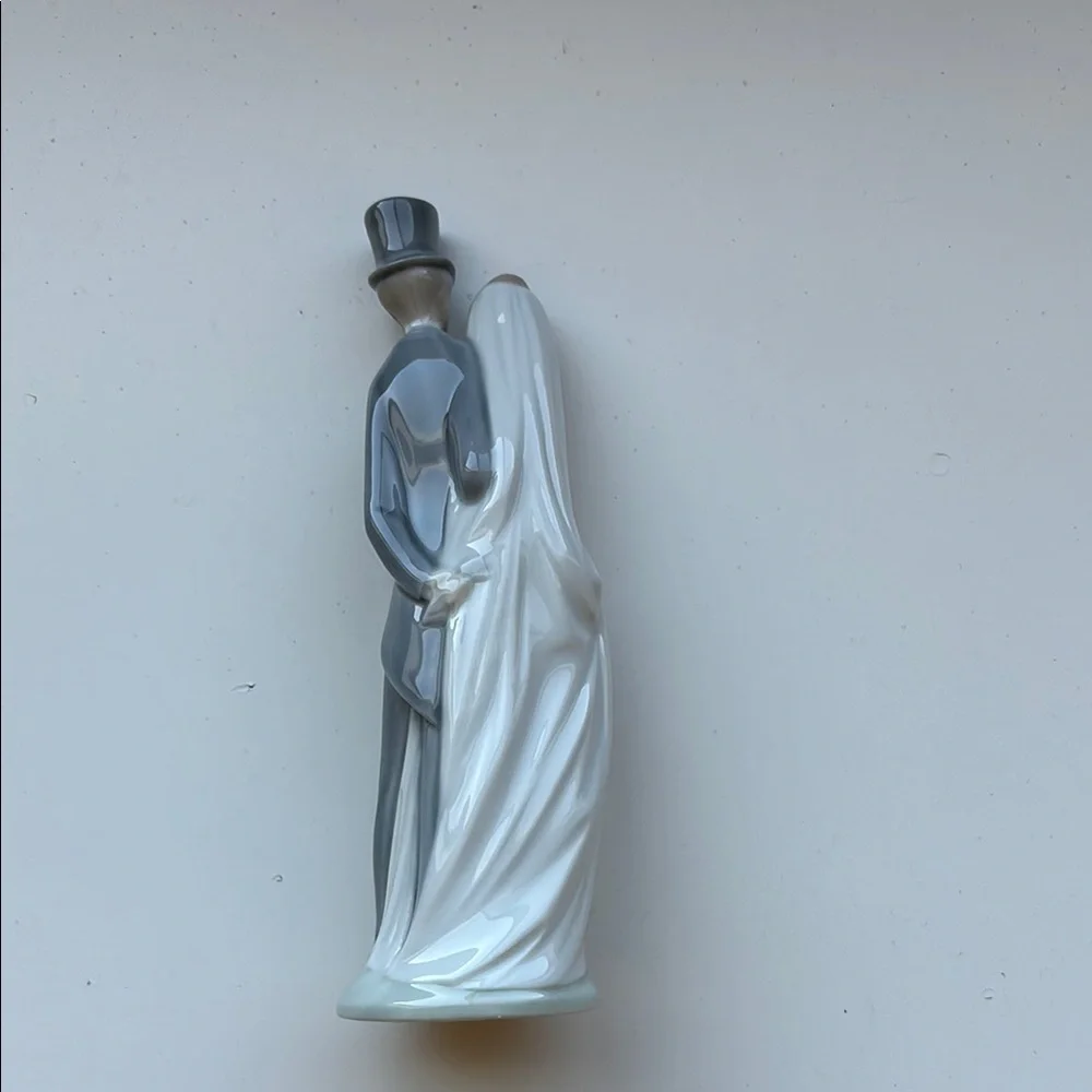 NAO by Lladro Porcelain Wedding Cake Topper, 6-1/4”. Bride/Groom. Gray/white.